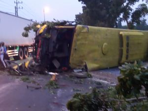 Bus Terguling Setelah Tabrak Motor di Bojonegoro, Satu Orang Tewas