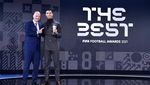 Foto Senyum Lebar Cristiano Ronaldo dengan Trofi Anyarnya dari FIFA