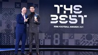 Penghargaan spesial itu diraih CR7 berkat kesuksesannya menjadi pencetak gol terbanyak sepanjang masa di level internasional. Foto: AP/Harold Cunningham