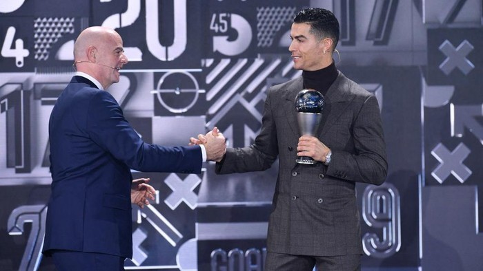 Cristiano Ronaldo, Penghargaan Spesial FIFA FIFA President Gianni Infantino presents the FIFA Special Best Men's award to Portuguese striker Cristiano Ronaldo (R) during the Best FIFA Football Awards 2021 in Zurich on January 17, 2022. (Photo by Harold Cunningham / POOL / AFP)