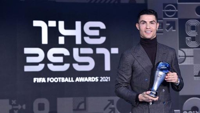 Portuguese striker Cristiano Ronaldo receives the FIFA Special Best Men Award 2021 during the Best FIFA Football Awards 2021 in Zurich on January 17, 2022. (Photo by Harold Cunningham / POOL / AFP)
