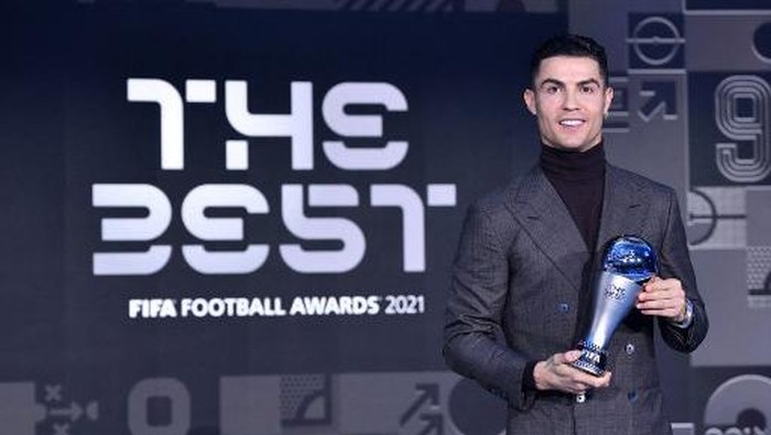 Cristiano Ronaldo Portuguese striker Cristiano Ronaldo receives the FIFA Special Best Men Award 2021 during the Best FIFA Football Awards 2021 in Zurich on January 17, 2022. (Photo by Harold Cunningham / POOL / AFP)