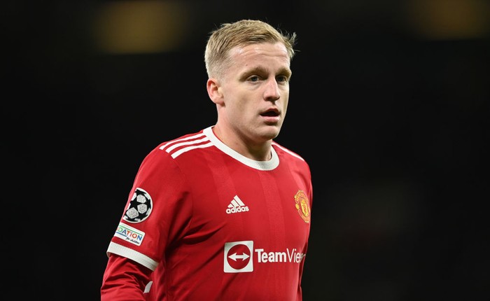 MANCHESTER, ENGLAND - DECEMBER 08: Donny van de Beek of Manchester United during the UEFA Champions League group F match between Manchester United and BSC Young Boys at Old Trafford on December 08, 2021 in Manchester, England. (Photo by Gareth Copley/Getty Images)