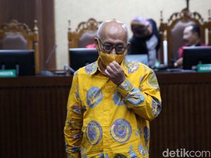 Ekspresi Pengusaha Kiagus Emil Usai Divonis 4 Tahun Penjara Ekspresi Pengusaha Kiagus Emil Usai Divonis 4 Tahun Penjara