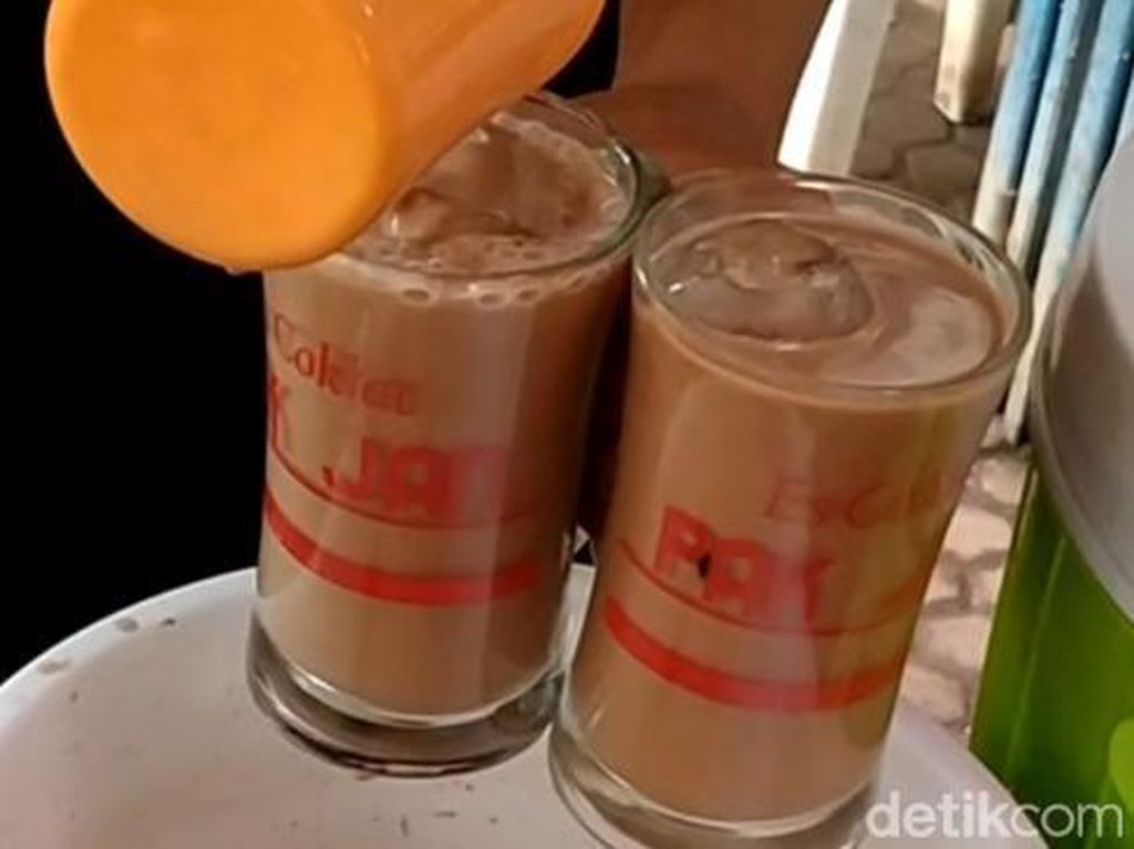 Jajanan Legend di Pekalongan Lur! Cicip Es Cokelat Plus Potongan Roti Jajanan Legend di Pekalongan Lur! Cicip Es Cokelat Plus Potongan Roti