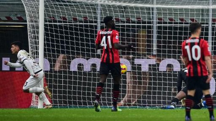 Spezias Colombian forward Kevin Agudelo (L) celebrates after scoring an equalizer during the Italian Serie A football match between AC Milan and Spezia on January 17, 2022 at the San Siro stadium in Milan. (Photo by MIGUEL MEDINA / AFP)