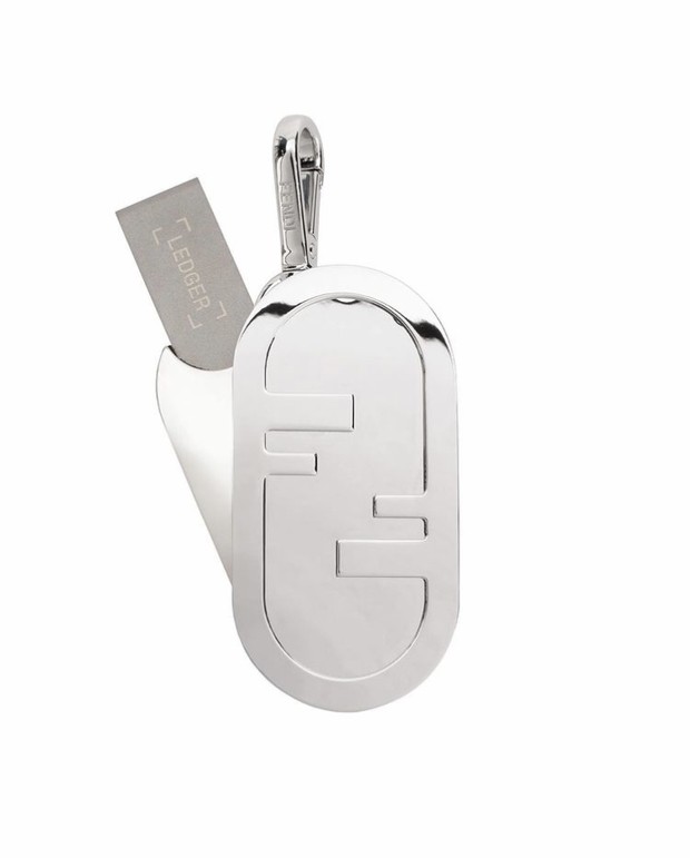 Crypto wallet bentuk kapsul dengan perangkat keras Ledger di dalamnya/