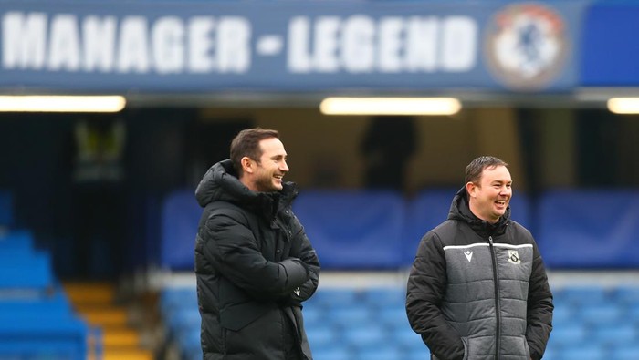 LONDON, ENGLAND - JANUARY 10: Frank Lampard, Manager of Chelsea talks with Derek Adams, Manager of Morecambe during the warm up prior to the FA Cup Third Round match between Chelsea and Morecambe at Stamford Bridge on January 10, 2021 in London, England. Sporting stadiums around England remain under strict restrictions due to the Coronavirus Pandemic as Government social distancing laws prohibit fans inside venues resulting in games being played behind closed doors. (Photo by Clive Rose/Getty Images)
