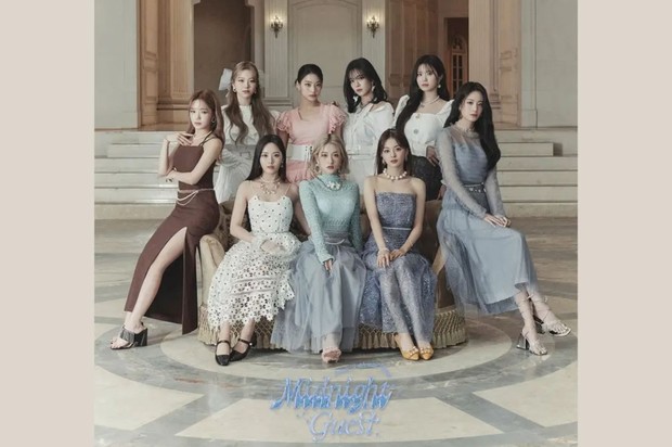 fromis_9 dalam foto konsep album 'Midnight Guest'/ Foto: instagram.com/officialfromis_9 Penampilan anggun fromis_9 di album terbaru