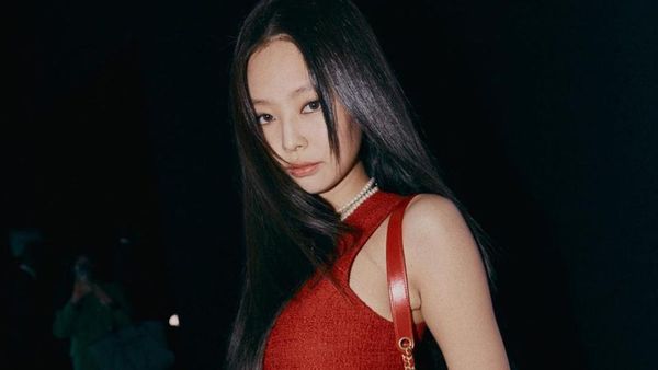8 Gaya Jennie BLACKPINK Pakai Crop Top, Tampil Seksi Pamer Perut Rata