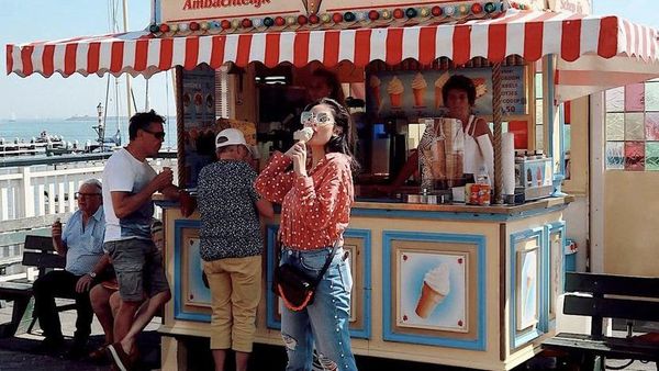 Gaya Stylish Nindy Ayunda Saat Makan Es Krim dan Ngopi