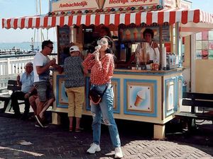 Gaya Stylish Nindy Ayunda Saat Makan Es Krim dan Ngopi