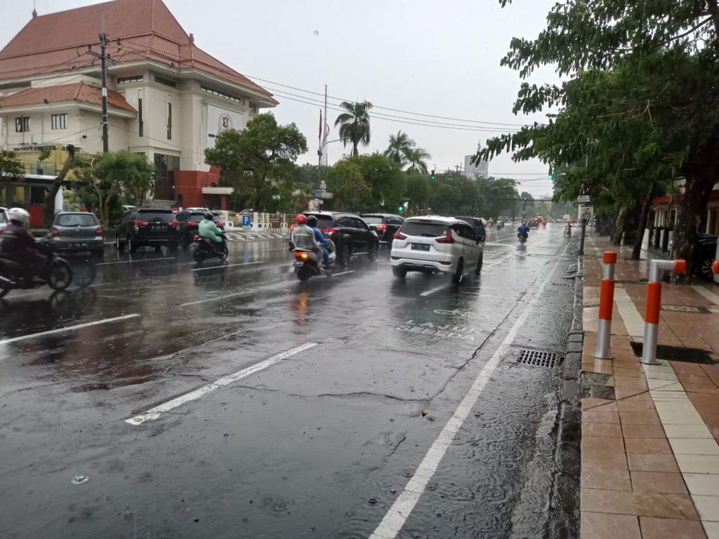 Awas Rek! Hari Ini Hujan Deras hingga Angin Kencang Masih Intai Surabaya