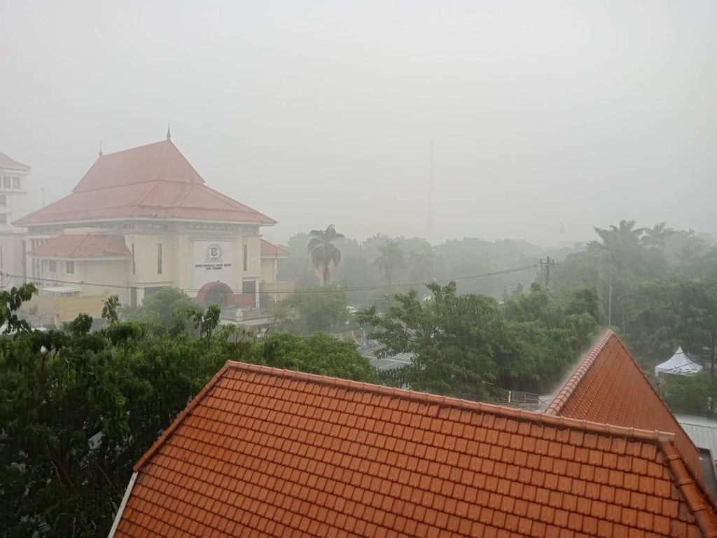 Waspada! Cuaca Buruk Intai Sejumlah Wilayah Jatim Hari Ini