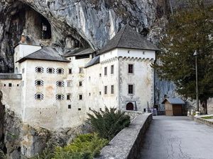 Potret Predjama, Kastil Gua Terbesar di Dunia Potret Predjama, Kastil Gua Terbesar di Dunia