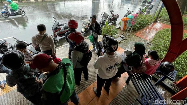 Jakarta Hujan Deras, Halte Bus Jadi Tempat Neduh Pemotor