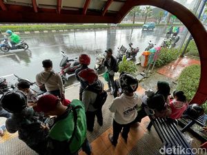 Jakarta Hujan Deras, Halte Bus Jadi Tempat Neduh Pemotor