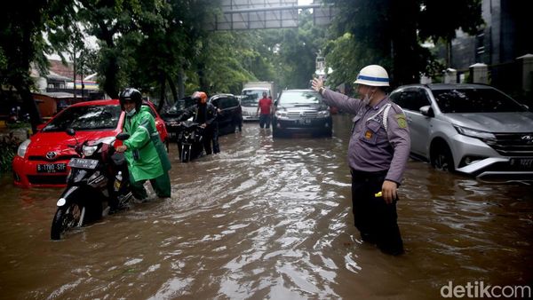 90 Menit Diguyur Hujan, Bungur Besar Jakpus Tergenang, Motor Mogok