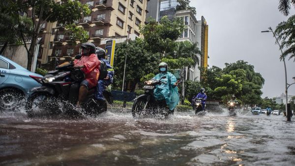 Genangan Hujan Rendam Jalan Cikini Raya