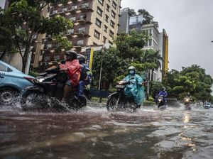 Genangan Hujan Rendam Jalan Cikini Raya Genangan Hujan Rendam Jalan Cikini Raya