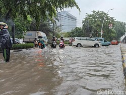 Diguyur Hujan Sejak Pagi, Jalan Danau Sunter Utara-Yos Sudarso Jakut Banjir