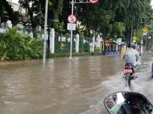 Jalan Depan Stasiun Gambir Tergenang Usai Diguyur Hujan Deras