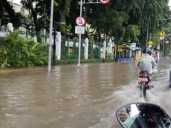 Jalan Depan Stasiun Gambir Tergenang Usai Diguyur Hujan Deras