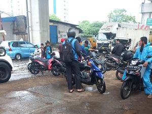 Jalan Pegangsaan Dua Jakut Tergenang Banjir, Sejumlah Motor Mogok
