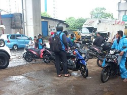 Jalan Pegangsaan Dua Jakut Tergenang Banjir, Sejumlah Motor Mogok
