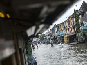 Jalanan Pondok Ungu Bekasi Terendam Gegara Hujan Deras