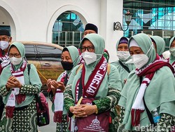 Tangis Haru Jemaah Asal Yogya Berangkat Umrah Usai 2 Tahun Tertunda