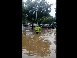 Jl Letjen R Suprapto Cempaka Putih Tergenang Air 70 Cm, Lalin Dialihkan