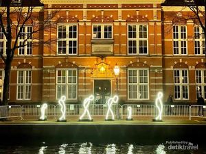 Karya Seni Cahaya Terbaik Eropa di Kanal Kota Amsterdam Karya Seni Cahaya Terbaik Eropa di Kanal Kota Amsterdam