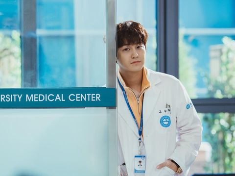 Kim Bum sebagai Go Seung-tak dalam Ghost Doctor
