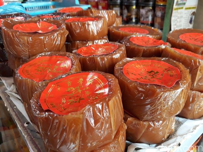 Kue keranjang adalah salah satu hidangan yang disajikan saat imlek