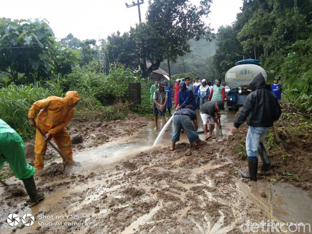 Tebing 6 Meter Longsor Sempat Tutup Jalur Pacet-Trawas di Mojokerto
