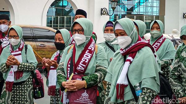 Momen Haru Jemaah asal Yogyakarta Bisa Berangkat Umrah