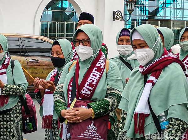 Momen Haru Jemaah asal Yogyakarta Bisa Berangkat Umrah