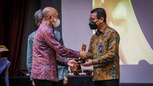 Momen Menkop UKM Serahkan Penghargaan KUR