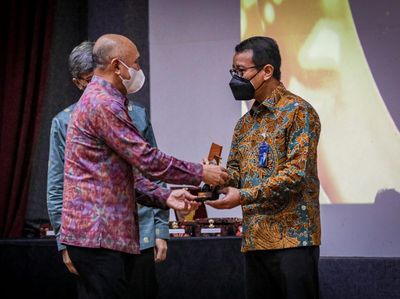 Momen Menkop UKM Serahkan Penghargaan KUR