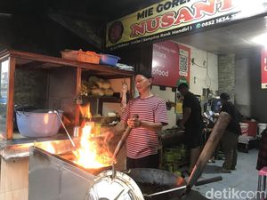 Mulur Mantap! Mie Goreng Mang Udin yang Legendaris di Sukabumi Mulur Mantap! Mie Goreng Mang Udin yang Legendaris di Sukabumi