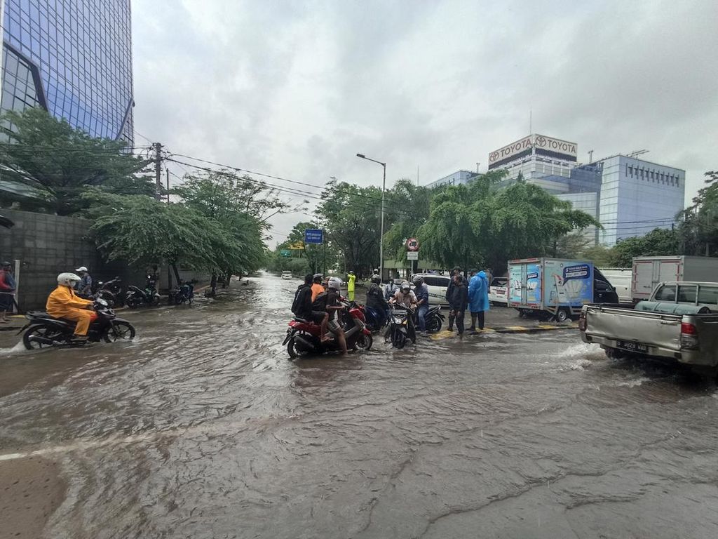 Nekat Terobos Banjir di Sunter Jakut, Sejumlah Motor Mogok