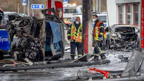 Ngeri! Mobil Ini Ringsek Usai Tabrak Pom Bensin di Jerman