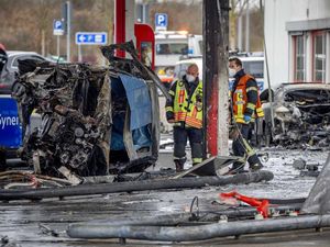 Ngeri! Mobil Ini Ringsek Usai Tabrak Pom Bensin di Jerman