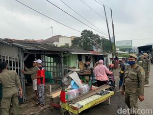 93 Lapak PKL di Karawang Dibongkar Satpol PP