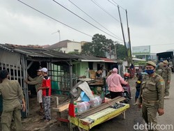 93 Lapak PKL di Karawang Dibongkar Satpol PP