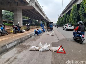 Atasi Genangan Jl DI Panjaitan, Pasukan Biru Bikin Tali Air Atasi Genangan Jl DI Panjaitan, Pasukan Biru Bikin Tali Air