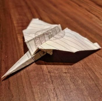 Pesawat kertas yang disimpan Jung Hae In