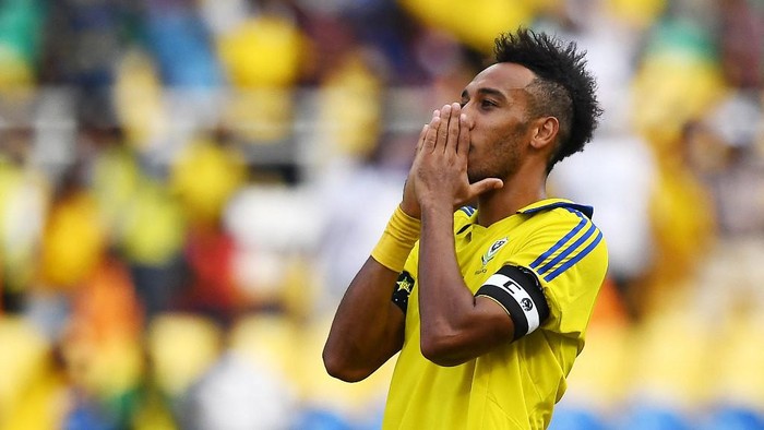 (FILES) In this file photo taken on January 18, 2017 Gabons forward Pierre-Emerick Aubameyang reacts after missing a goal opportunity during the 2017 Africa Cup of Nations group A football match between Gabon and Burkina Faso at the Stade de lAmitie Sino-Gabonaise in Libreville. - Arsenal striker Pierre-Emerick Aubameyang has been allowed to leave the Gabon squad at the Africa Cup of Nations (CAN) in Cameroon and return to his club to continue his recovery from Covid-19, his national team coach said on January 17, 2022. (Photo by GABRIEL BOUYS / AFP)