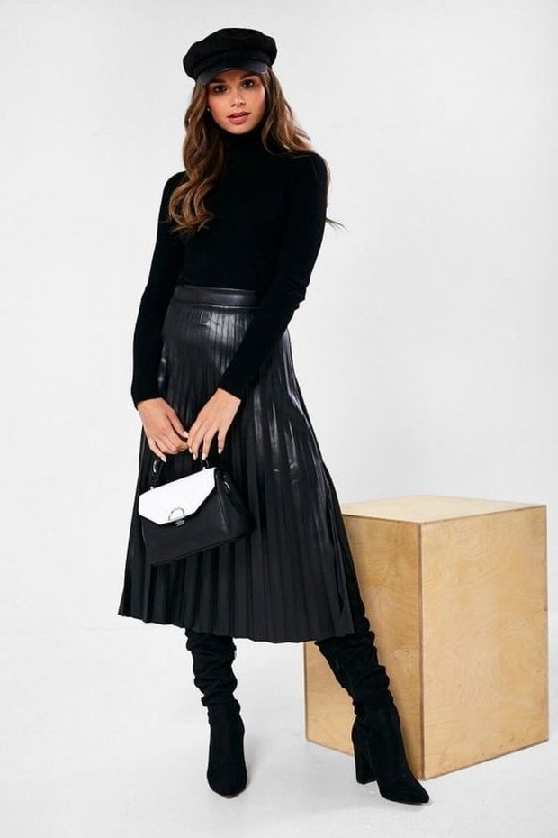 Pakailah turtleneck dengan pleated skirt